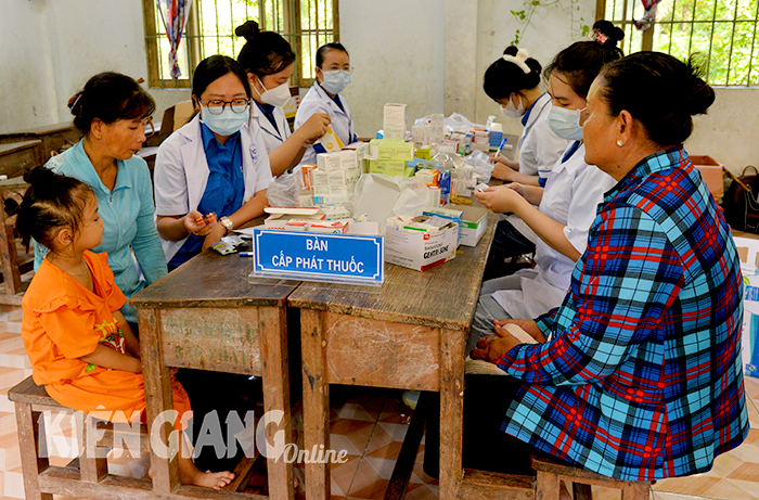 Khám bệnh, cấp thuốc miễn phí cho người dân Lung Kha Na